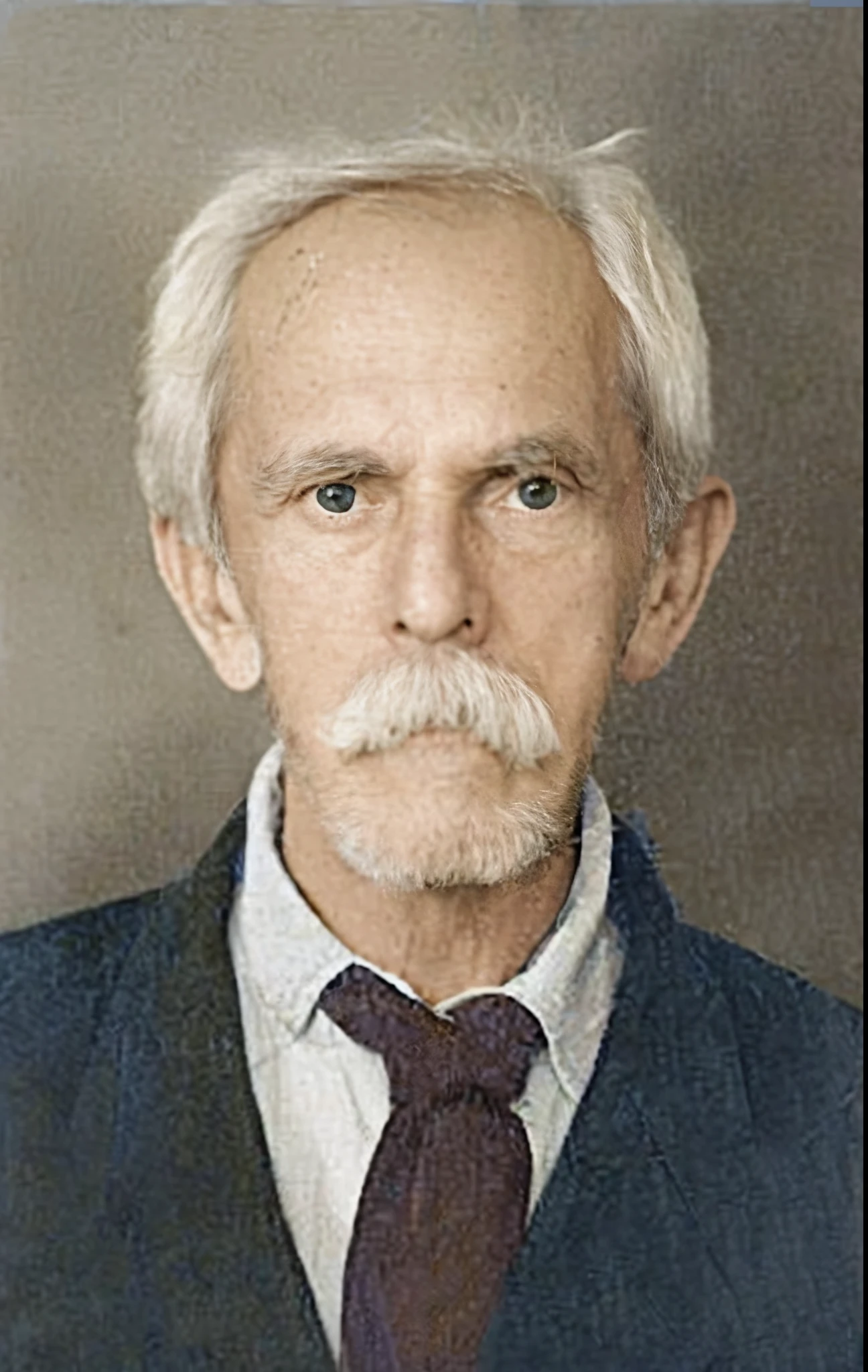 Foto de um homem com bigode e terno, uma foto colorida, fotografia colorida, colorido 1 9 0 4 foto, foto colorida, Velho com bigode, foto de um homem, inspirado em Henry Ives Cobb, Jr., Czeslaw Znamierowski, foto colorida premiada, colorido, foto do retrato de um homem velho