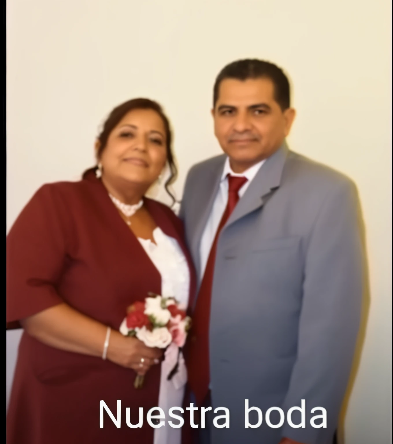 Hay un hombre y una muJer parados uno al lado del otro, momma and papa, José Ramos and Lucia Chalco, nuestra boda civil.