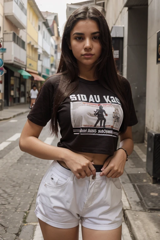 mulher jovem na rua de camiseta