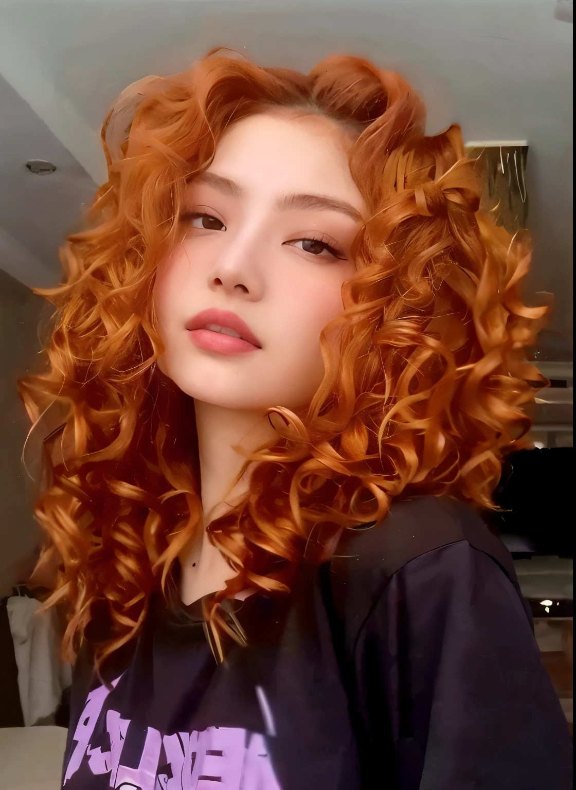 um close up de uma mulher com cabelos ruivos e uma camisa preta, cabelos cacheados cor de cobre, com cabelos ruivos cacheados, cabelos ruivos cacheados, cabelos cacheados vermelhos, gengibre cabelo ondulado, cabelos cacheados vermelhos, flowing ginger hair, cabelo de gengibre selvagem, cabelo de gengibre, encaracolado, longos cabelos vermelhos cachos, red hair and attractive features, pale skin curly blond hair, red head