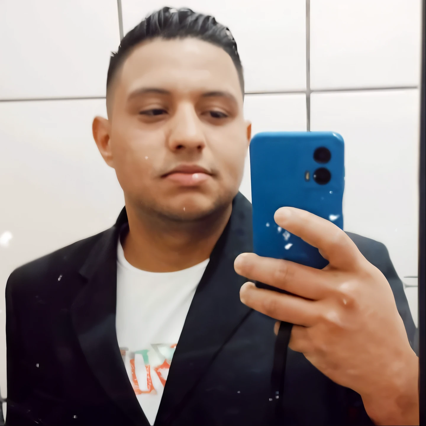 there is a man taking a selfie in the bathroom mirror, transformar ele em Ft