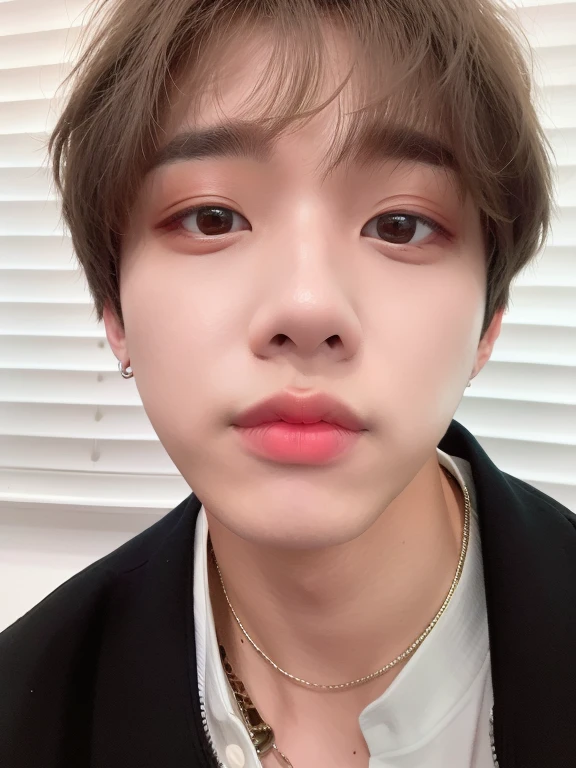 Hombre arafed con una chaqueta negra y un collar., Jimin\swollen right eyelid, Jimin\labios regordetes, Jimin\Nariz griega de, Cara precisa de Jimin, Parque Jimin, Jimin, Jung Jaehyun, Taejune Kim, ojos suaves y barbilla estrecha, Primer plano de la cara, Sus ojos se ven sabios, Hyung Tae