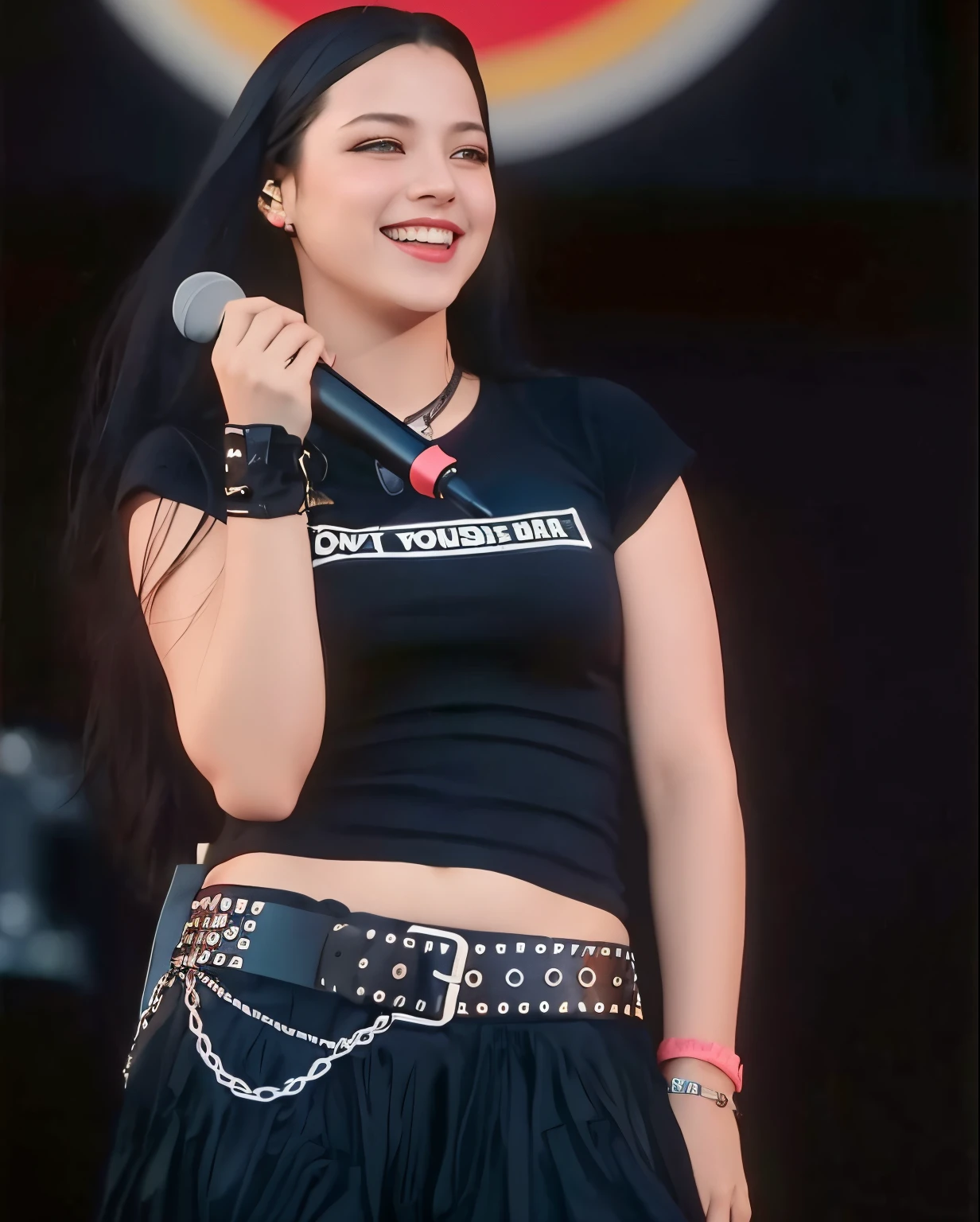 Jennie from blackpink arafada de camisa preta segurando um microfone e sorrindo, Evanescence, tiradas nos anos 2000, de 2001, Apresentando-se no palco, tiradas em meados dos anos 2000, She has black hair, Dia de Corinne, seu umbigo exposto, tiradas no final dos anos 2000, tifa lockheart