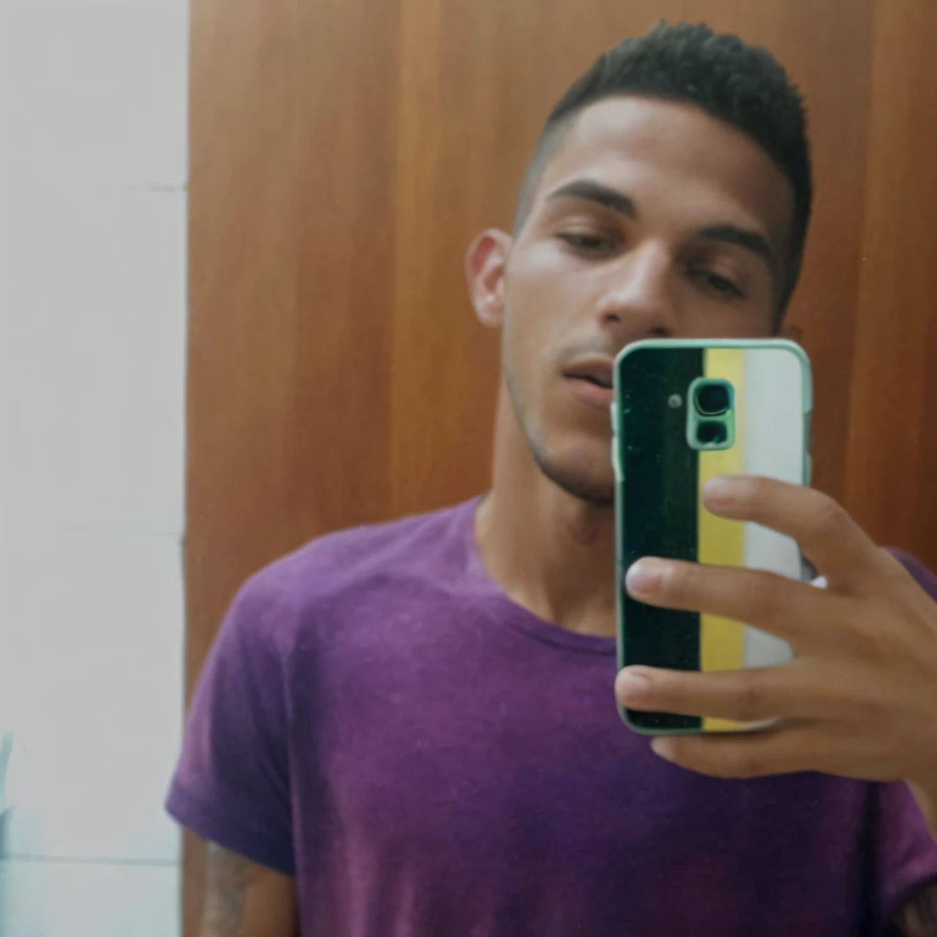 there is a man taking a picture of himself in the mirror, caio santos, mateus 9 5, icaro carvalho, em torno de 1 9 anos, por Julius como se, Mohamed Reda, Directed by: Nandor Soldier, david rios ferreira, Foto realista, foto de perfil, Carmelo Blandino