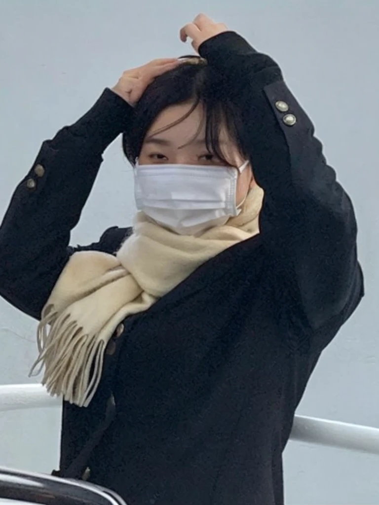 A woman wears a mask on her face、I have a rolled muffler.。　There is a large amount of white liquid on the woman&#39;s face。　Male genitals are placed close to the woman&#39;s face。