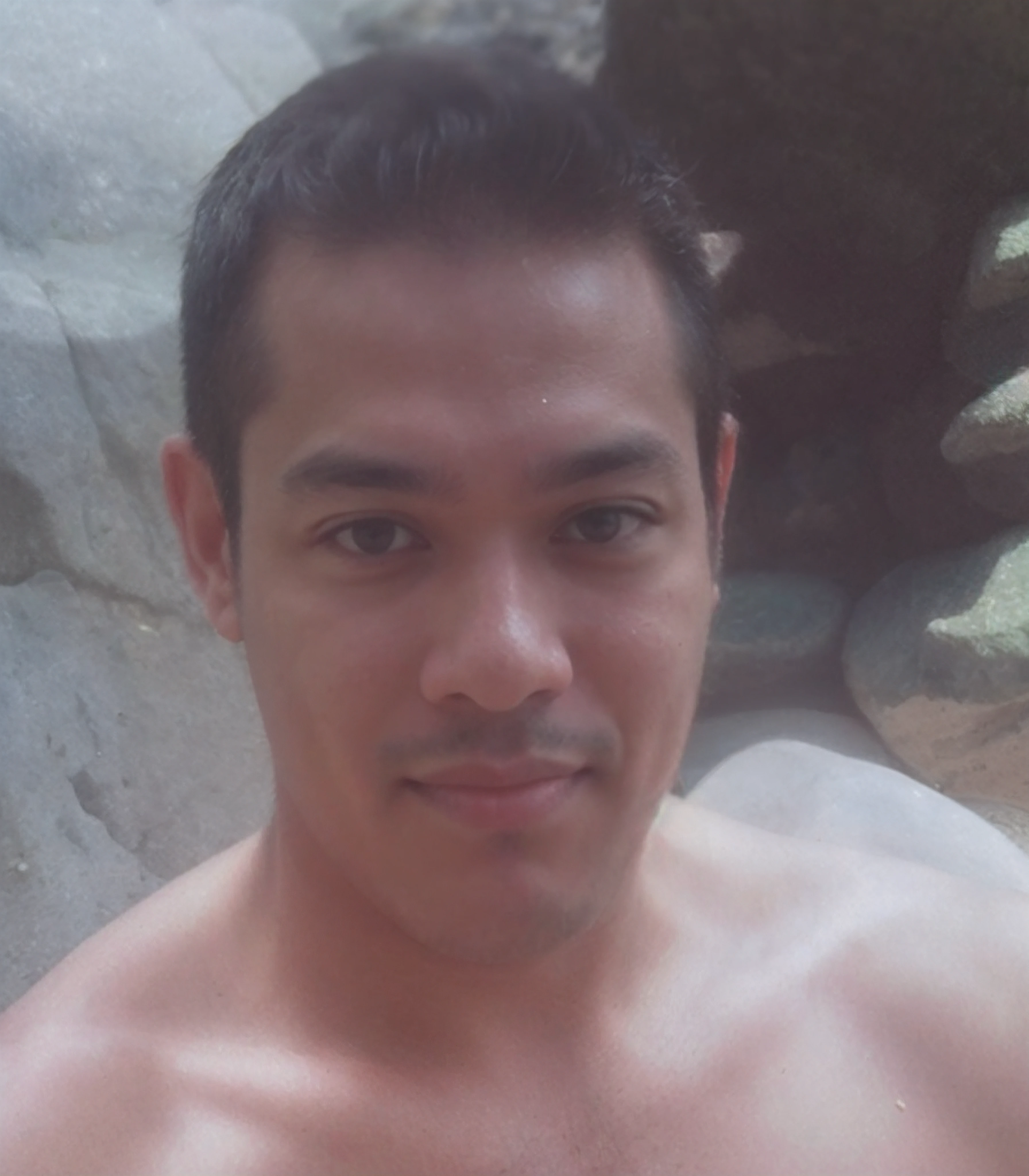 there is a man who is standing in front of a rock, foto selfie, vacation photo, 2 7 anos, 2 8 anos, ramil sunga, foto vazada, Me ajuda, em torno de 1 9 anos, 2 9 anos, 2 3 anos, 2 4 anos, 3 2 anos, Where is the, (38 anos)
