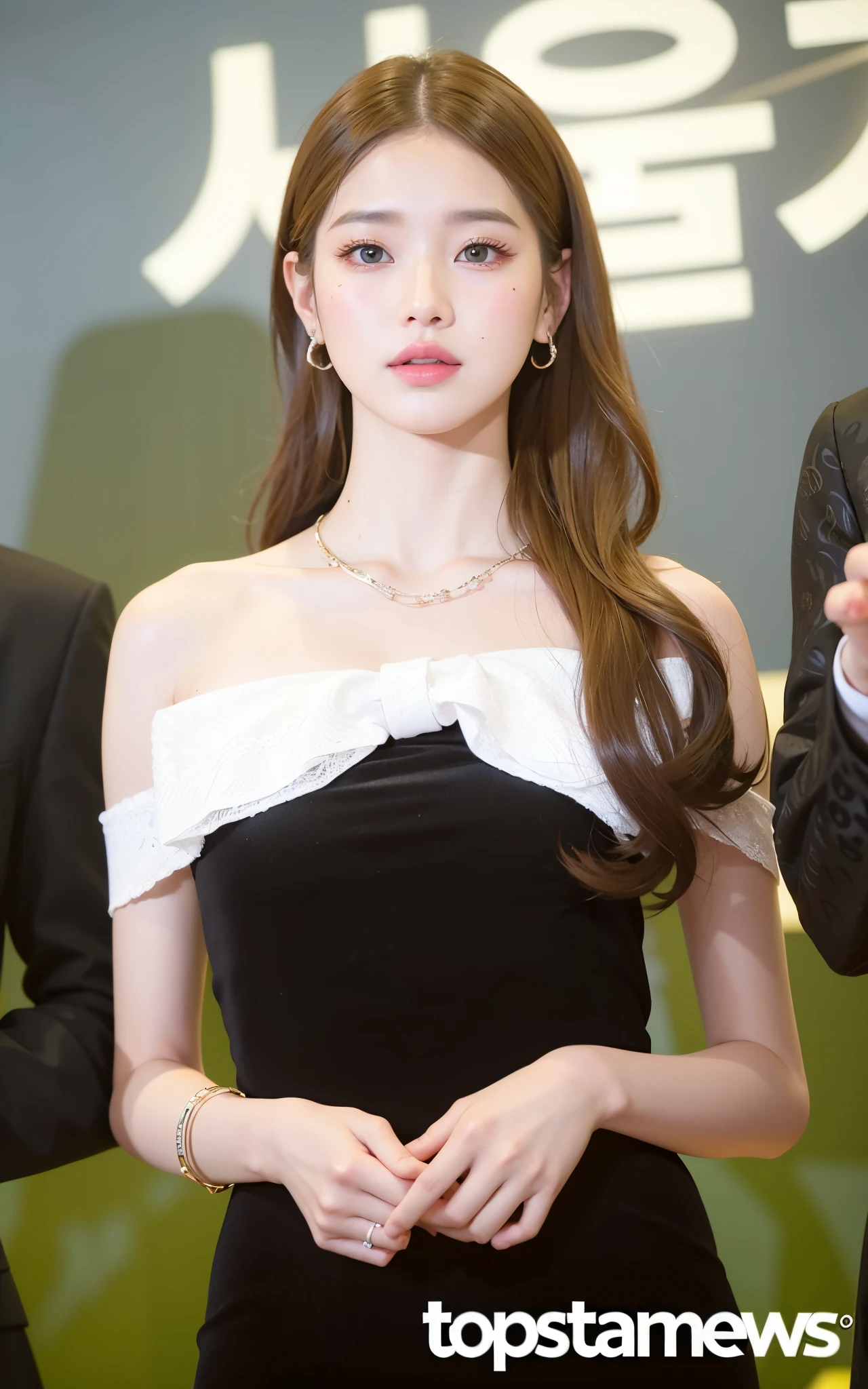 un primer plano de una mujer con un vestido negro parada junto a un hombre, Bae Suzy, JIA, dilraba dilmurat, Sha Xi, Jossi de Blackpink, Ruan Jia hermoso!, alta delgada hermosa diosa, Cai Xukun, Linda actriz coreana, Jaeyeon Nam, con labios muy finos, pale fair skin!!, Imagen filtrada, Lee Ji-eun