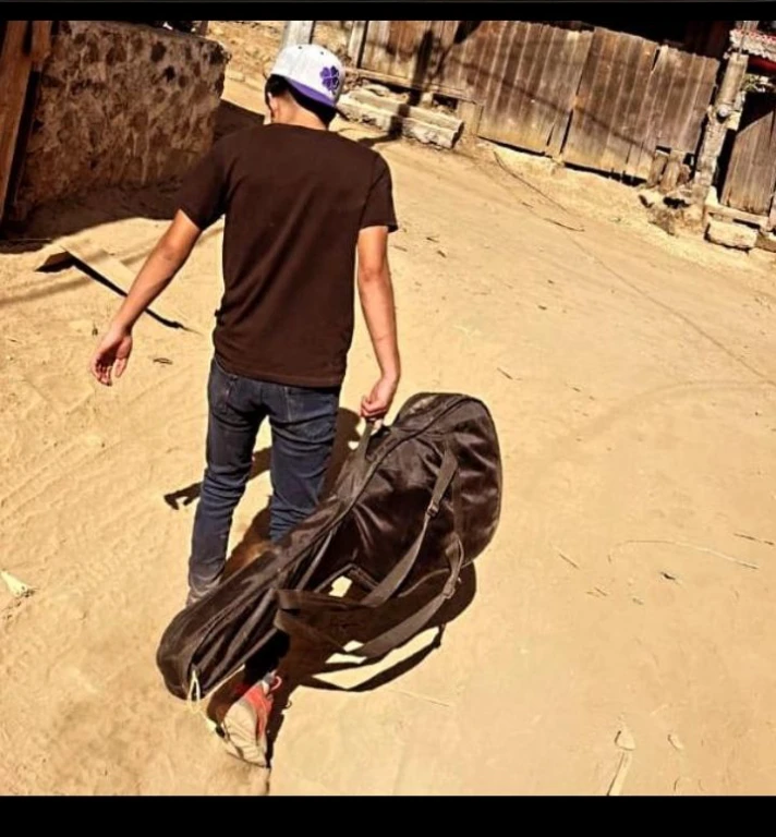araffe caminando con una mochila de guitarra por un camino de tierra, llevando una guitarra, con una mochila, llevar una alforja, Foto tomada en 2 0 2 0, 🤠 Usando un 🖥, new album cover, el hombre tiene una mochila, taken in the early 2020s, Estilo Mohamed Chahin, photo session, 🕹️ 😎 🔫 🤖 🚬 calidad alta, estilo anime, anime
