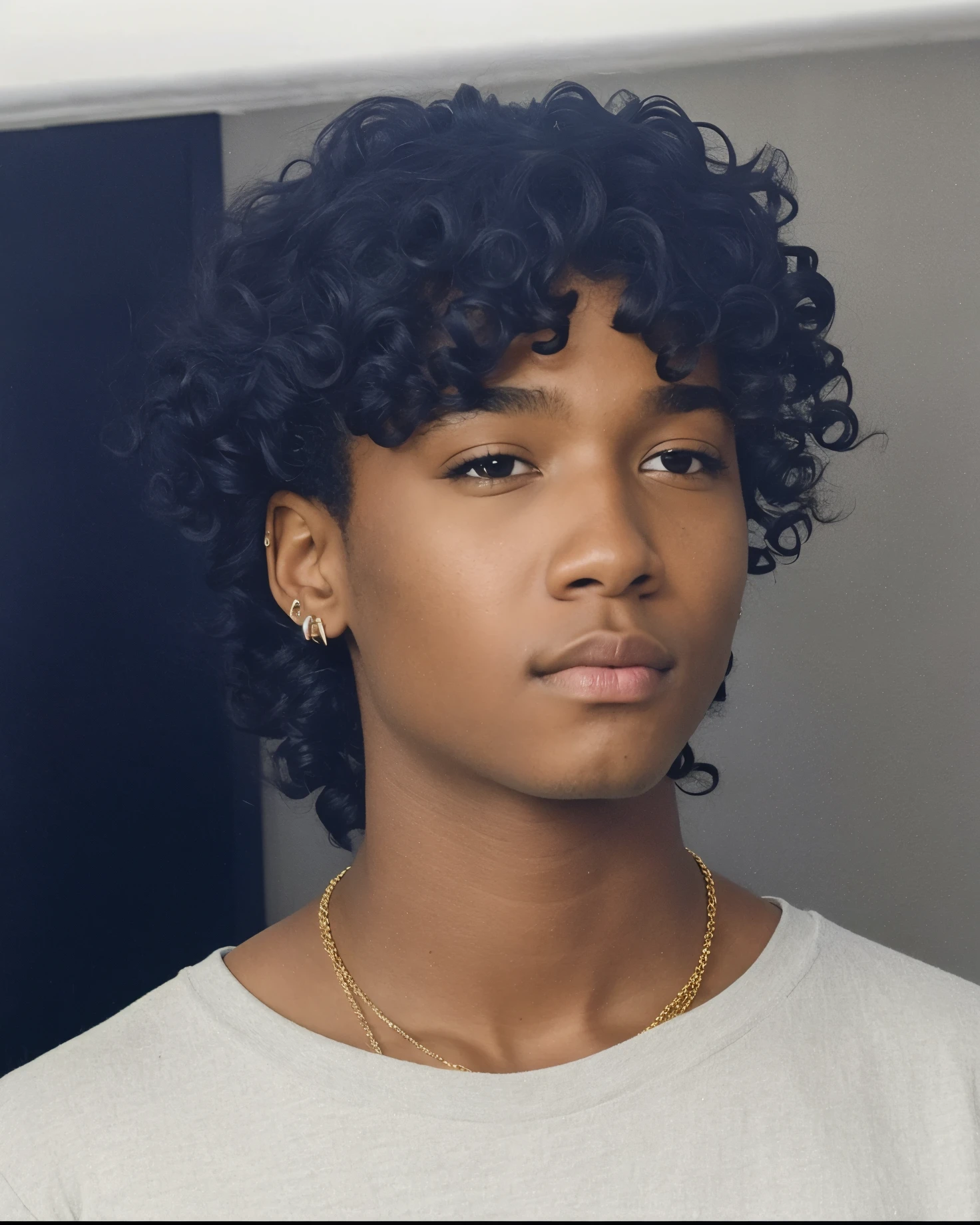 Il y a un jeune homme avec un collier autour du cou, Un homme noir aux longs cheveux bouclés, Il a les cheveux bruns courts et bouclés, Coupe de cheveux bouclée du milieu, Pas de style Tyler Mitchell, des boucles sur le dessus de sa tête, cheveux bouclés et courts, prise au début des années 2020, Photo de profil, Photo à la Tyler Mitchell, Afro bouclé