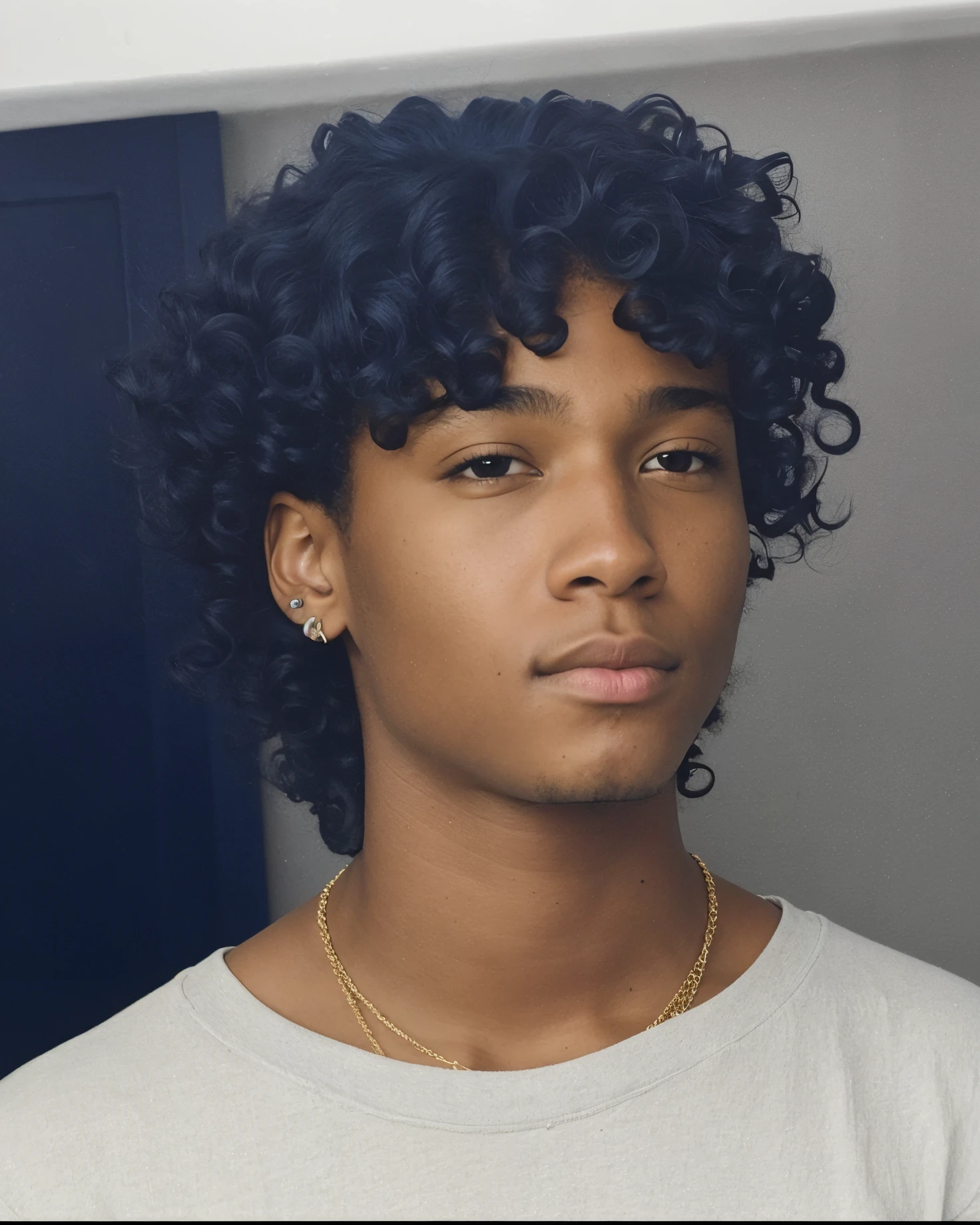 Il y a un jeune homme avec un collier autour du cou, Un homme noir aux longs cheveux bouclés, Il a les cheveux bruns courts et bouclés, Coupe de cheveux bouclée du milieu, Pas de style Tyler Mitchell, des boucles sur le dessus de sa tête, cheveux bouclés et courts, prise au début des années 2020, Photo de profil, Photo à la Tyler Mitchell, Curly Afro, traits nordiques, 20 ans, yeux bleus, yeux clairs.