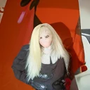Mujer rubia con cabello largo y rubio posando frente a una cortina roja., Retrato de Jossi de Blackpink, Parque Roseanne de Blackpink, Cl, Ava Max, Jossi de Blackpink, Blackpink Jennie, Taejune Kim, portrait of female Korean idol, Lalisa Manoban de Blackpink, Lalisa Manobal, Retrato de Kpop Idol, su cabello blanco