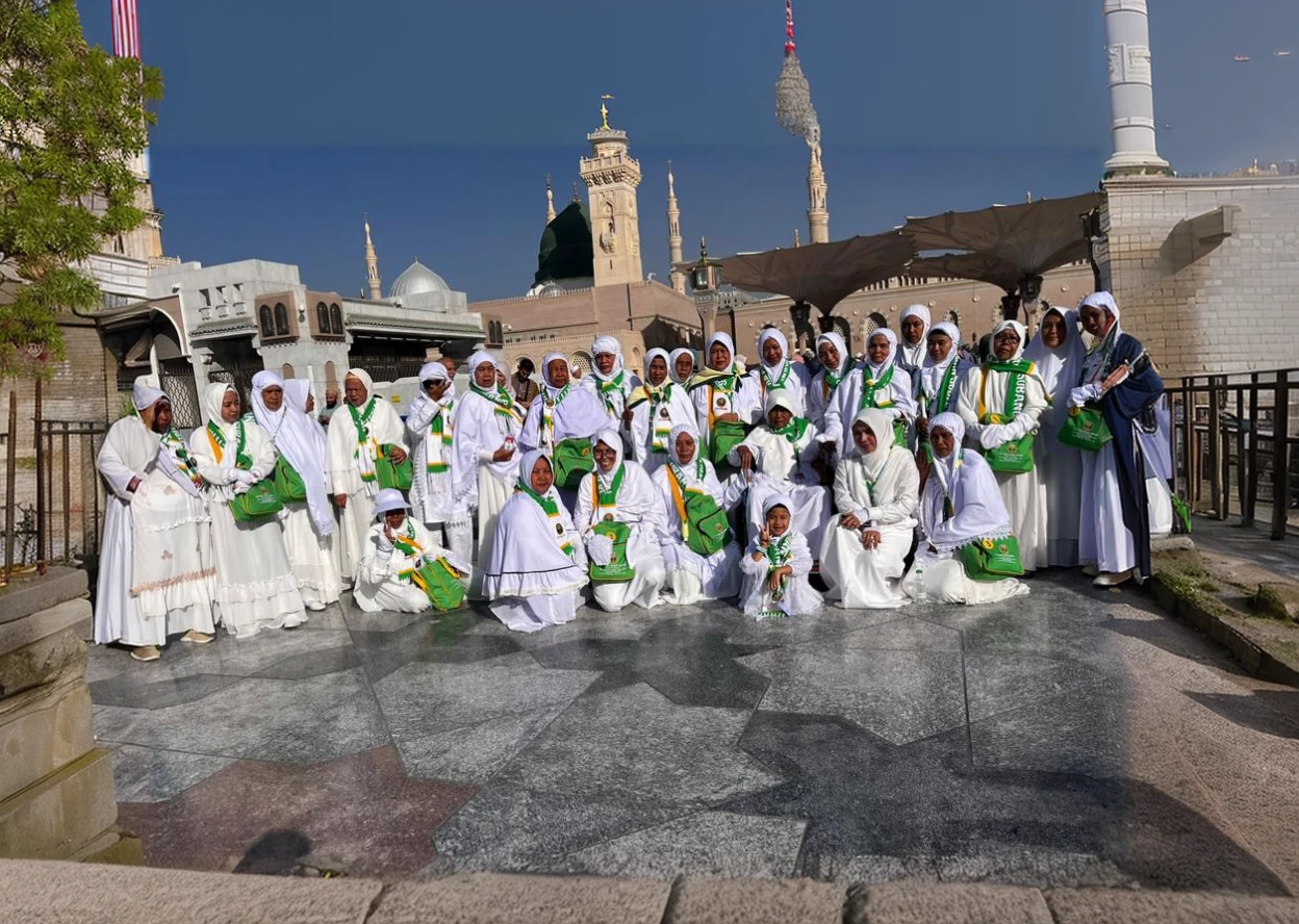 arafed group of people in white and green outfits posing for a picture, green robes, wearing white robes!, wearing traditional garb, wearing only a green robe, wearing dark green robes, islamic, wearing white robes, draped in pink and green robes, wearing white cloths, sufism, competition winning, dressed in white robes, captured on iphone, stunning visual