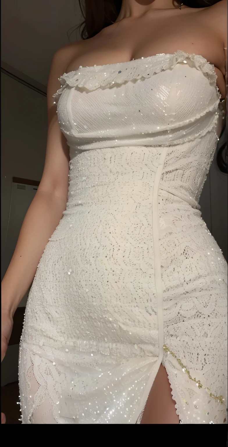um close de uma mulher em um vestido branco com fenda, vestido detalhado, vestido branco, vestido deslumbrante, vestido vestido bonito vestido, vestido aberto, vestido detalhado e rosto, vestido branco, usando um vestido feito de contas, vestido de luxo, vestido coberto completo, deslumbrante vestido de marfim, detalhes intrincados. frente em, strapless dress, vestido detalhado bonito, vestir. detalhes extremamente altos