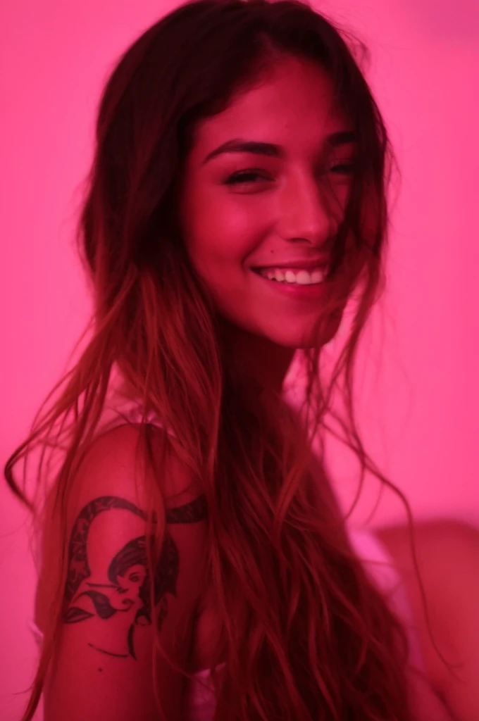 Arafa woman with a mermaid tattoo on her arm and shoulder, cabelos longos e ruivos, com mexas azuis, with red haze and a massive grin, rosto azul brilhante, Malika Favre, bluish lighting, pele vermelha brilhante, luz rosa, Fuschia LEDs, rosto magenta brilhante, Brandon Woelfel, Brilhando com luz colorida, Pele rosa, mal acesa luz vermelha violeta quente