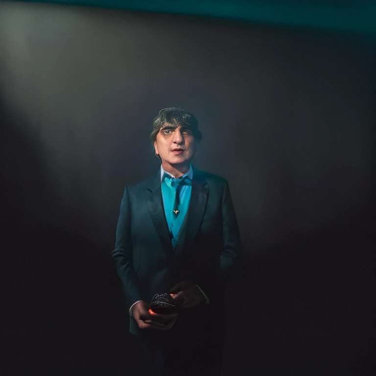Arafed man in suit and tie standing in dark room, Granville Chandor, pepe moreno, Zoran Janjetov, anton fedeev, por Matthias Weischer, Kent Monkman, por Jan Rustem, por Robert Jacobsen, Andy Milonakis, Aleksander Rostov, por Dietmar Damerau
