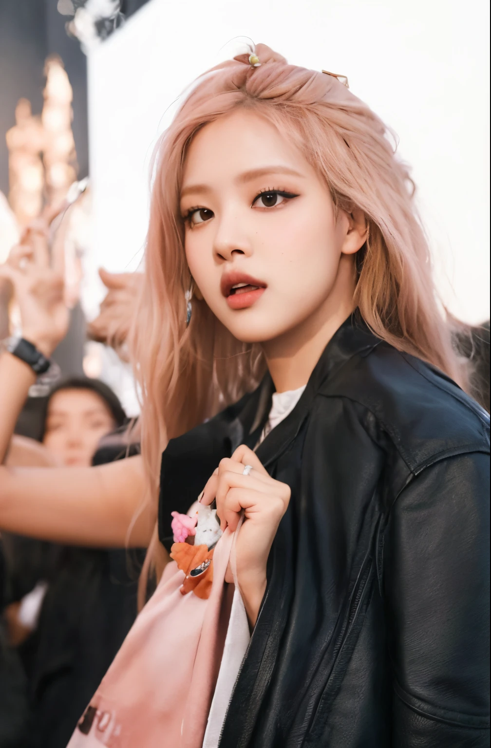 um close de uma pessoa com uma jaqueta segurando um telefone celular, jossi do rosa preto, Parque Roseanne do Blackpink, Retrato de Jossi de Blackpink, Retrato Jisoo Blackpink, jisoo do rosa preto, Jisoo do Blackpink, Lalisa Manoban do Blackpink, rosa preto, com cabelo rosa, maquiagem sul-coreana popular, Lalisa Manobal, jennie rosa preto