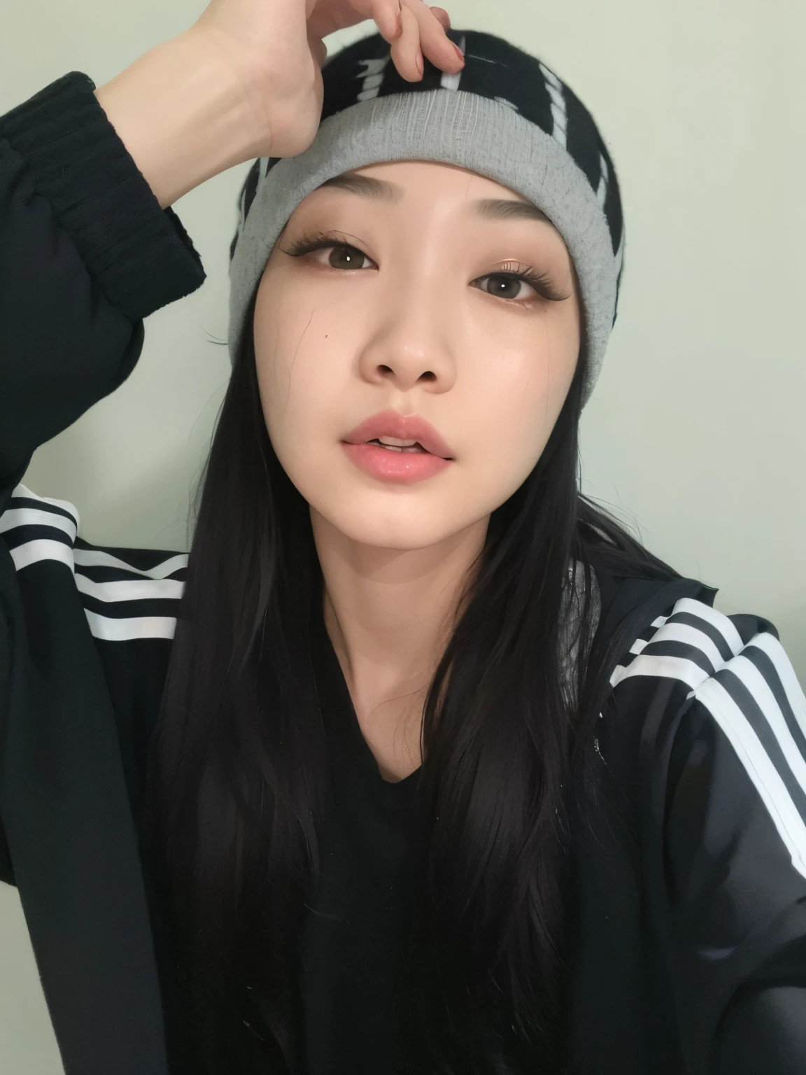 cropped woman with long hair and black and white striped hat, Mulher sul-coreana bonita, Heonhwa Choe, TaeJune Kim, wan adorable korean face, Sangsoo Jeong, Jaeyeon Nam, Parque Ji-min, with very thin lips, linda mulher coreana jovem, Asian face, young adorable korean face, Ulzzang, korean symmetrical face