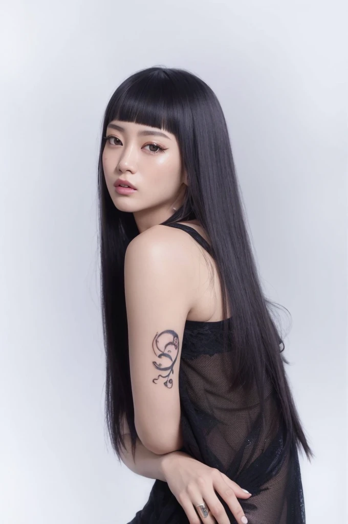 Un primer plano de una mujer con un tatuaje en el brazo, Ella tiene el pelo negro con flequillo, cabello blackbangs cabello, Gongbi, Retrato de Jossi de Blackpink, de chica taiwanesa con tatuajes, dilraba dilmurat, Cabello largo y negro con flequillo, portrait of female Korean idol, Jingna Zhang, cabello negro largo y delgado, inspirado en Wang E