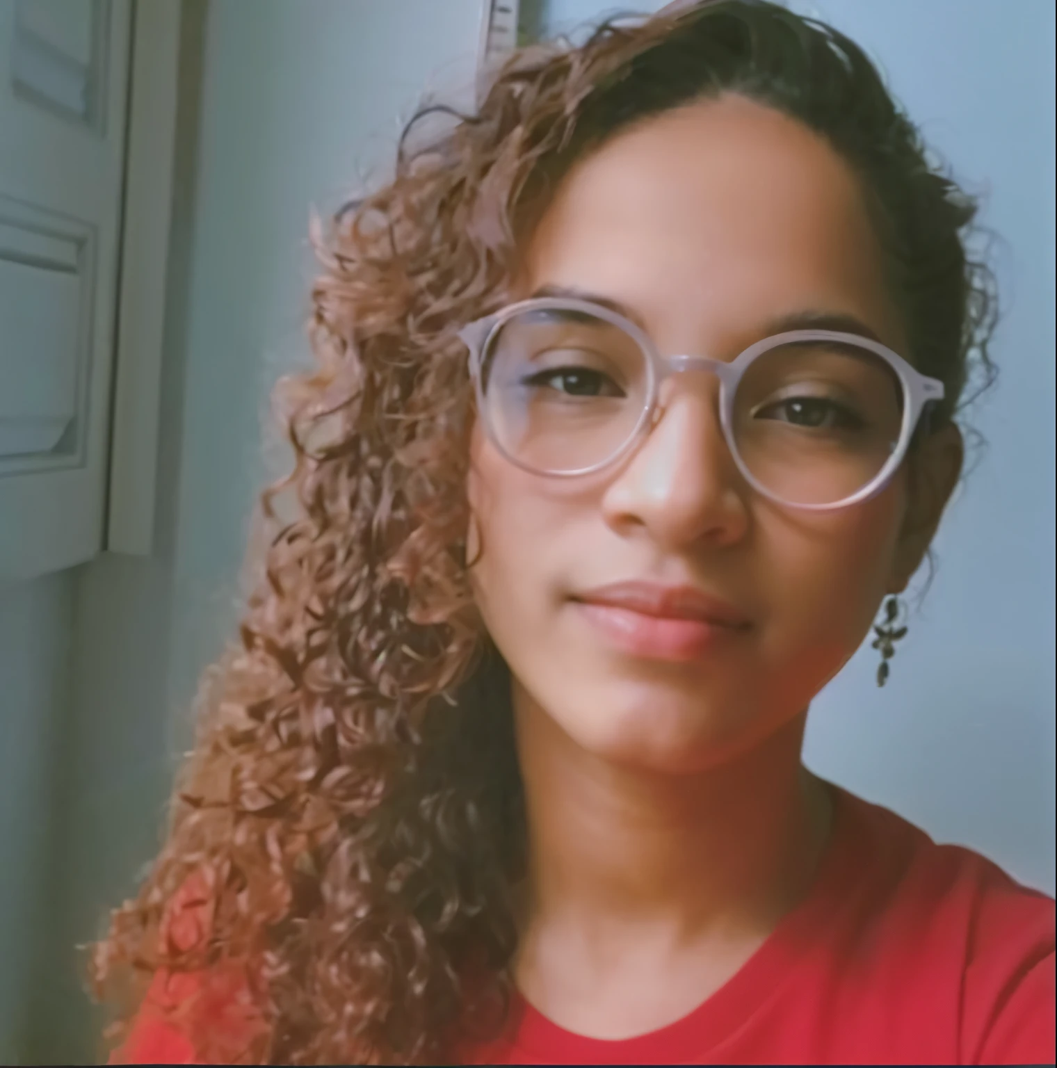 There's a woman in glasses and a red shirt posing for a photo, Mulher de 30 anos de Cuba, Parece Fabiula Nascimento, imagem de perfil, taken in the early 2020s, com cabelos ruivos cacheados, selfie de uma jovem mulher, foto de perfil headshot, foto do perfil, Anos Imane, foto da mulher jovem