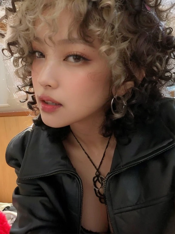 tem uma mulher com cabelos cacheados e uma jaqueta preta, franja encaracolado, com cabelos cacheados pretos e prateados, pale skin curly blond hair, cabelos cacheados, cabelos cacheados prateados, sardas brancas, menina de cabelos loiros cacheados curtos, cabelos loiros muito cacheados, messy curly hair, brincos enormes e maquiagem queer, sardas pequenas, curly hair, cabelos loiros cacheados | d & d