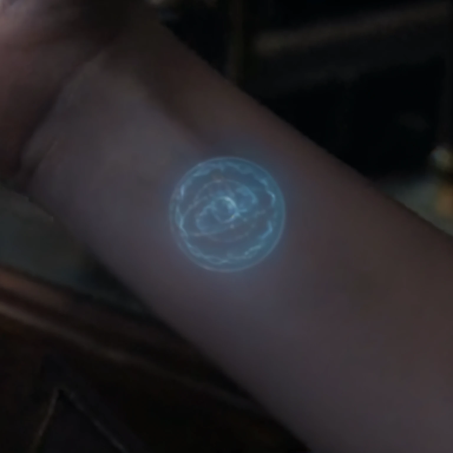 A close-up of a person's arm with a glowing tattoo on it, Holographische Projektion, ein Hologramm, filmisches Hologramm, handschriftliches Dokument, Holographische Schnittstelle, Leuchtende Tattoos, SciFi nanowires on the skin, riesige magische Kreise auf der Hand, Holographien, with glowing runes on the body, blue circular hologram, transparentes handschriftliches Dokumentisches Wesen