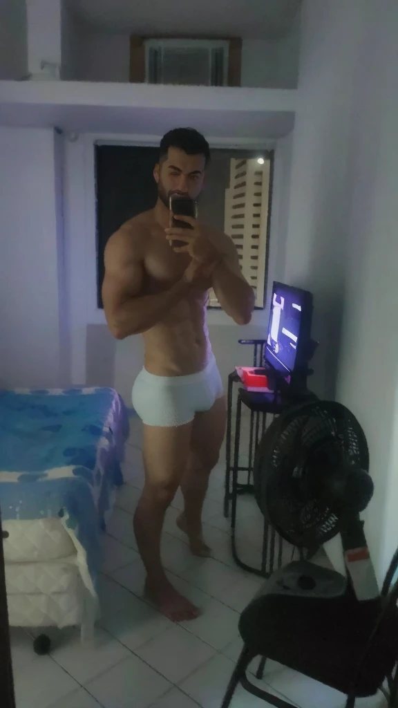 Homem musculoso, peitoral volumoso, giant arm, musculoso bem definido, foto de qualidade realista, rosto realista, face without changes, rosto normal