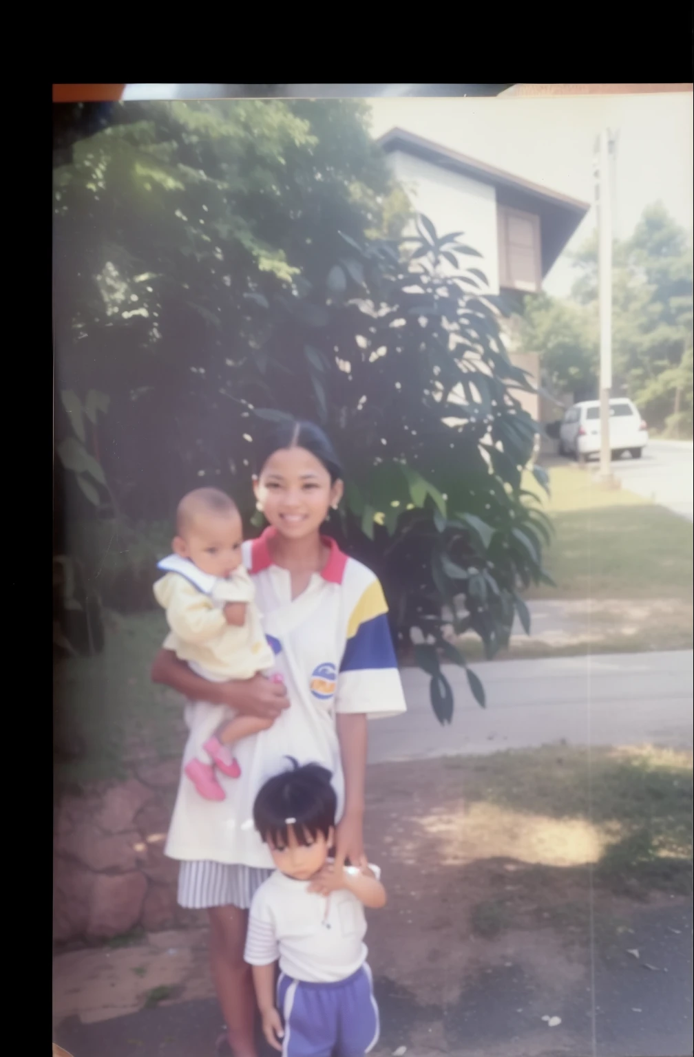 There were two women and a standing on the sidewalk., old picture, Approximately 1 9 yearsnned, Childhood friends, very very low quality picture, leaked image, hi - res scan, hi-res scan, Pictures of the 1990s, 1980's photo, 1 9 8 0 seconds, old picture