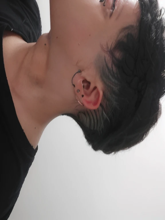 adicione algumas tatuagens no pescoso sobre musica e songs