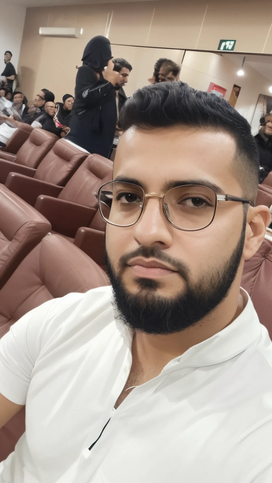 tem um homem sentado em uma cadeira com um celular, Aykut Aydogdu, sem barba, Khyzyl Saleem, Ahmad Merheb, serious look, serious face, Serious expression, Mohamed Chahin, jewish young man with glasses, homem bonito, proud serious expression, foto de perfil 1024px, sem barba, Aves de Darnov