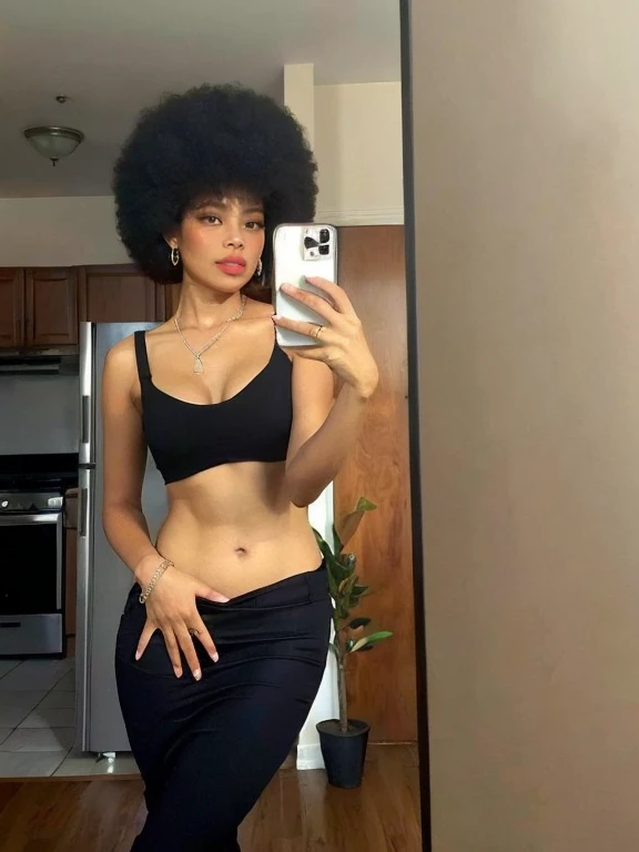 There's a woman taking a selfie in the mirror, com afro, afro, grande afro, cabelos afro longos, afro encaracolado, cabelos naturais, afro gigante!, cabelo afro, cintura magra e quadris grossos, She's wearing a black blouse, seu umbigo exposto, 2 Modelo feminina de 4 anos, pele escura, de pele escura