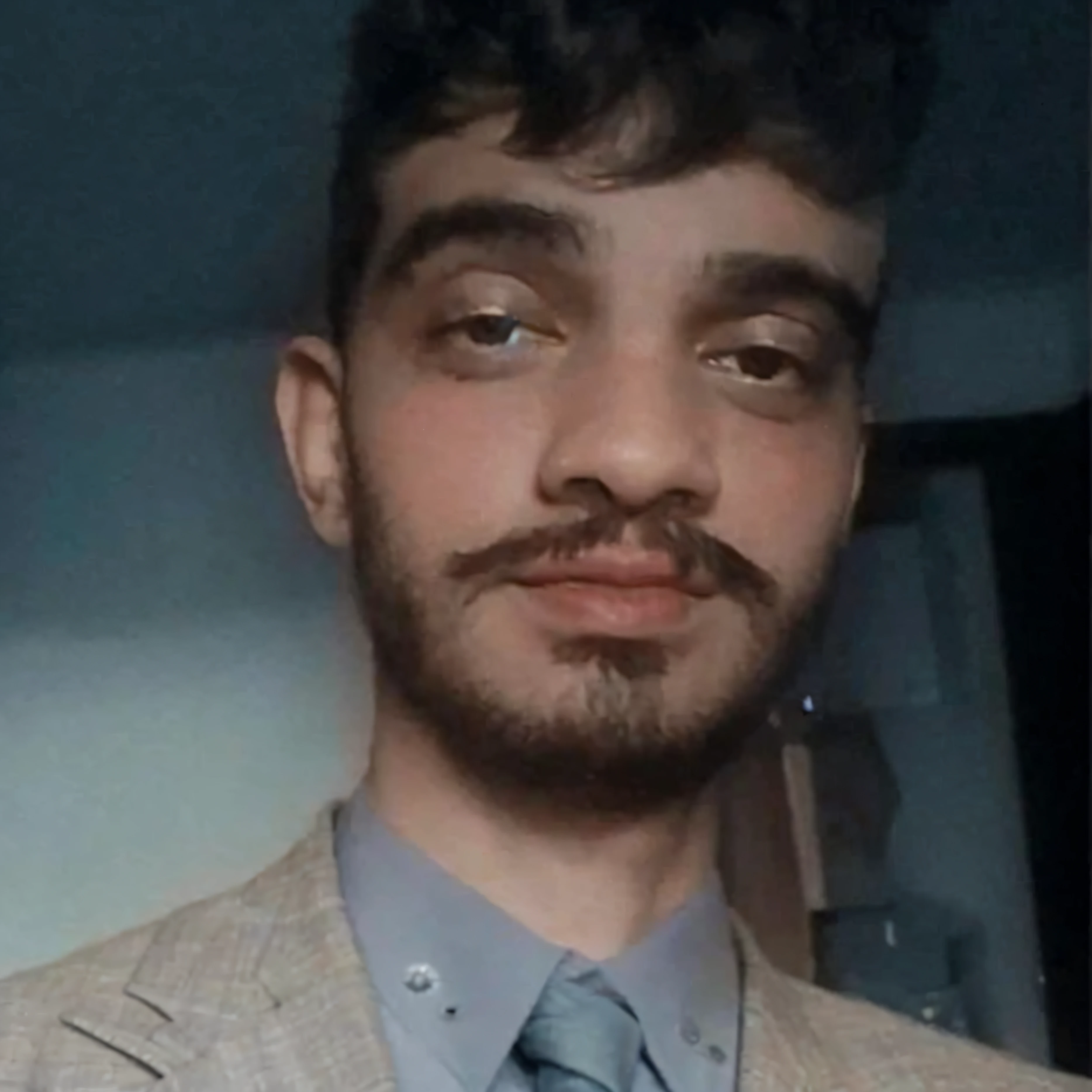 there a man with a mustache and a suit jacket, em torno de 1 9 anos, taken in the early 2020s, foto de perfil headshot, com uma barba pequena, com bigode, sem bigode, Aykut Aydogdu, Condutor de Ene, com bigode aparado, foto de perfil, imagem profissional, Streamer do Twitch / Jogador Ludwig, foto de perfil profissional