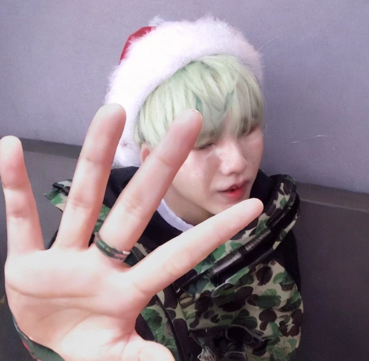 someone gives a stop sign with his hand while wearing a Santa hat, Sosteniendo sus manos hacia su cara, with index finger, Taehyung comiendo papas fritas Gucci, exactamente 5 dedos, 5 dedos, Yoongi de pelo negro, Dar el dedo medio, mano en su mejilla, Sosteniendo a Khopesh, Giga Chad llorando, Hyung Tae, Jimin, BBWCHAN, dedos largos