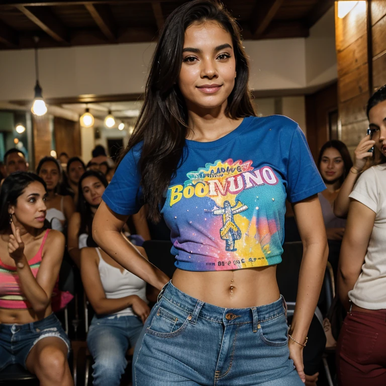 Modelo brasileira, friendly about 20 years, sorrir, corpo inteiro, boate, Beber, Dancing, Durante toda a noite, tarde da noite, aproveitando a juventude, crowd, Feliz, bermuda jeans, camisa branca com gola v