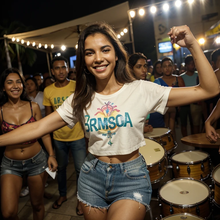 Modelo brasileira, friendly about 20 years, sorrir, corpo inteiro, boate, Beber, Dancing, Durante toda a noite, tarde da noite, aproveitando a juventude, crowd, Feliz, bermuda jeans, camisa branca com gola v
