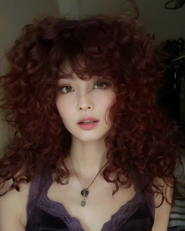 mulher argada com cabelos ruivos e um colar com uma borboleta sobre ele, com cabelos ruivos cacheados, cabelos cacheados vermelhos, franja encaracolado, cabelos ruivos cacheados, cabelo de gengibre selvagem, messy curly hair, cabelos avermelhados, cabelos cacheados, com longos cabelos cacheados, curly hair, franja fofa, cabelo rosa encaracolado, cabelos cacheados vermelhos, cabelo grande, cabelos permeados