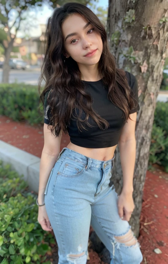 Una mujer con un top negro y jeans rotos posando para una foto., Llevar un sexy top recortado, Kailee Mandel, Hermoso midriff, pose casual, she is about 1 6 years old, Llevar un tops recortado, 19 year old girl, 1 6 years, 18 years old, con el pelo largo, Llevar un lindo top