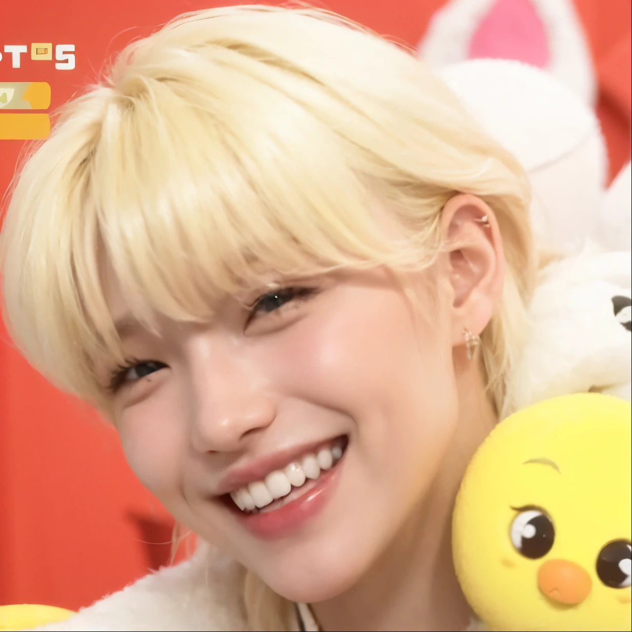 Felix de stray kids sonriendo en grande, labios regordetes, pale skin and blonde hair. Hombre con facciones delicadas y finas, small nose and soft skin.