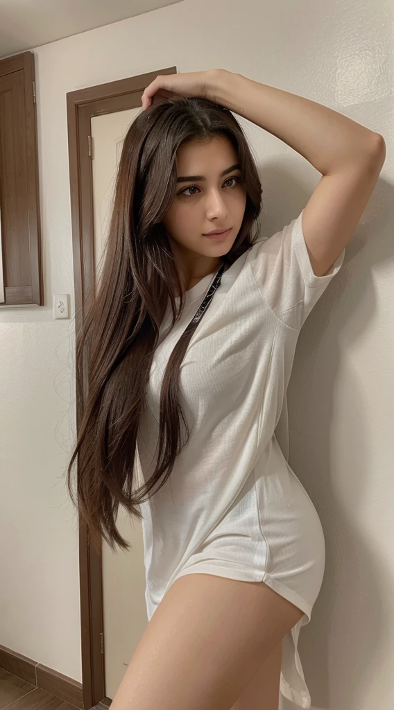 Ayakta poz vermiş çıplak bir kız büyük devasa memeleriyle beyaz tenli ateşli sexy bir kadın bacaklarını aralamış amı ıslak gözüküyor çıplak vücud çıplak am olgun büyük memeler amını açan çıplak kız