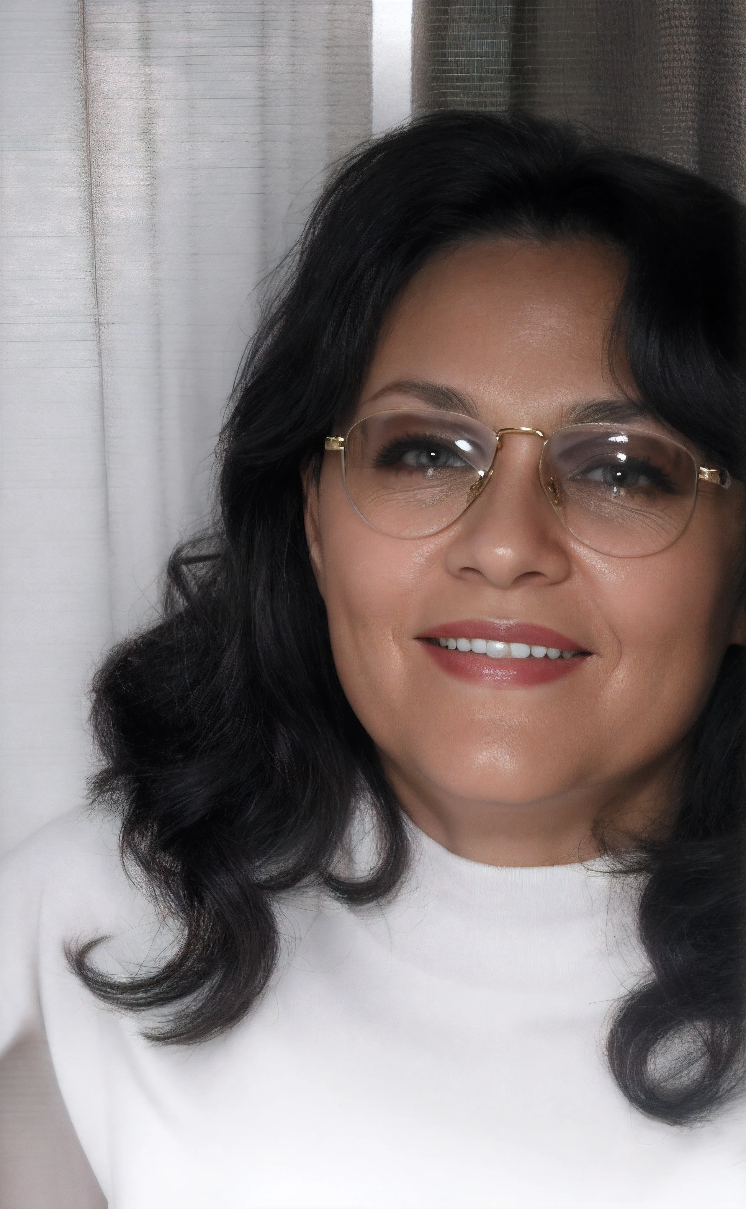 Mulher de 45 anos, cabelos pretos, sorridente, Rayban aviator sunglasses with clear lenses, blusa branca de malha, Rosto detalhado