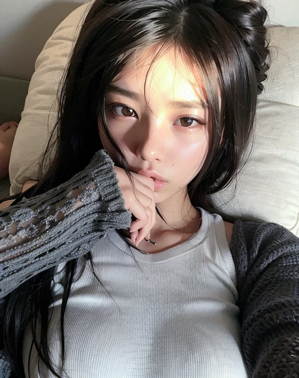 Arafed Asian Woman Lying On A Bed With A White Pillow, ulzzang, Chica coreana, Wan adorable cara coreana, Jinyoung Shin, Hermosa joven coreana, Joven y adorable rostro coreano, Hermosa mujer surcoreana, Jaeyeon Nam, cruel korean goth girl, Heonhwa Choe, con cabello largo y ojos penetrantes, 19 year old girl