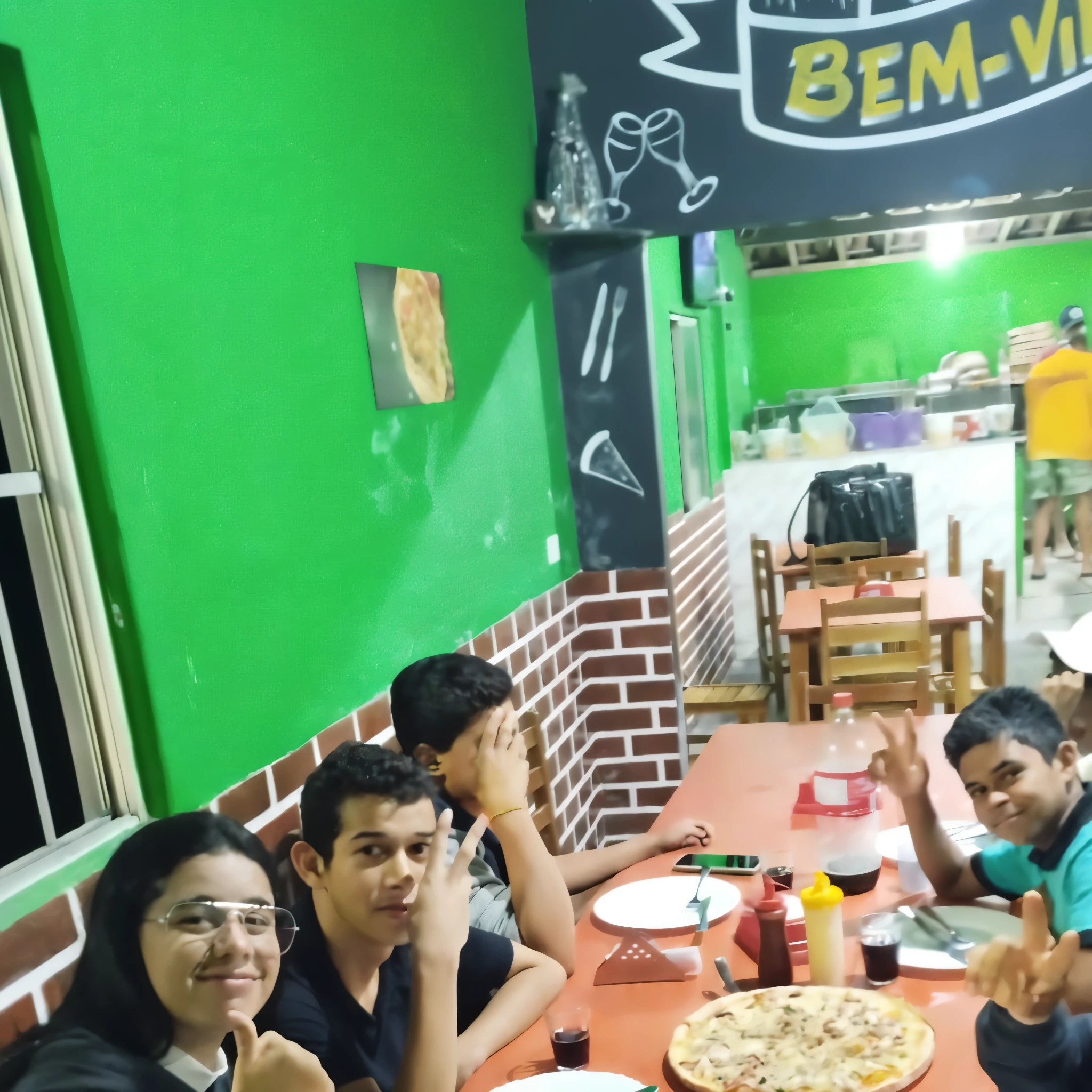 several people sitting at a table with plates of food and drinks, family dinner, pizza!, comer pizza, estilo de vida, restaurante!!, pizza, taken with the best dlsr camera, diner, pizza a cabana, fotografia, Directed by: Nandor Soldier, by Gina Pellón, mastigando pizza, Fotografia tirada em 2 0 2 0, no instagram, restaurante!!!