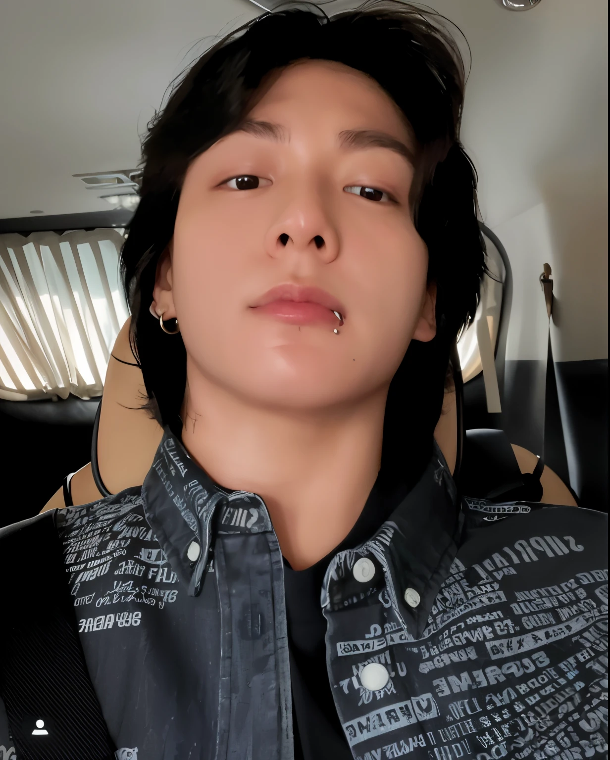 tem um homem com piercing no nariz e camisa preta, XQC, Steven Jung, Cai Xukun, Sul Coreano Masculino, taken in the early 2020s, TaeJune Kim, #Oc, # Oc, Jinyoung Canela, Hong June Hyung, com a bOca aberta, brilhante da chuva, com olhos furantes ansiosos, imagem de qualidade muito baixa