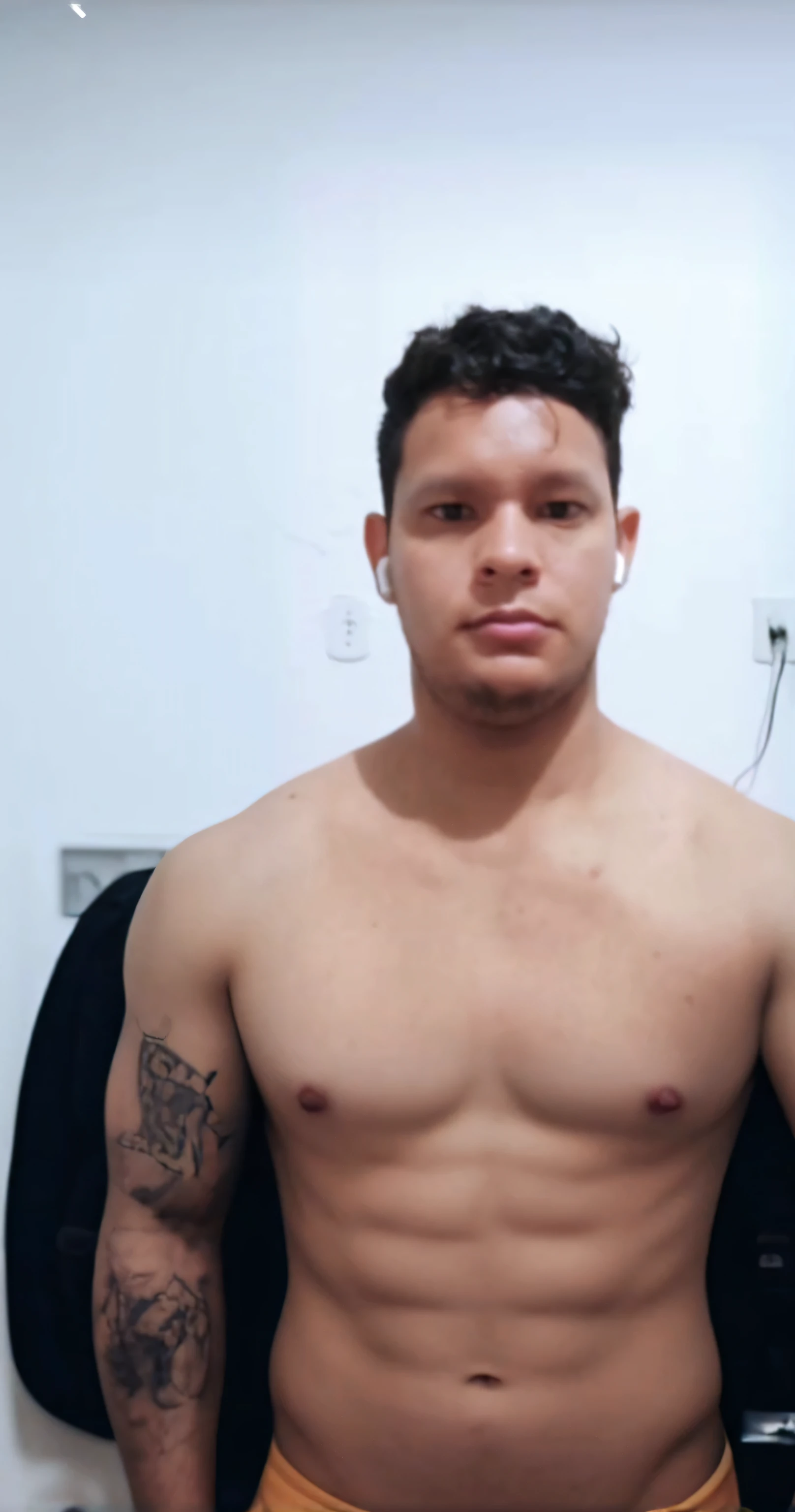 Arafed man with a shirt standing in a bathroom., Foto en forma, Camisa, Ropa de pecho Open V, Plano medio de un guapo, hombre delgado con piel bronceada clara, Cuerpo robusto y robusto, Tiro de cuerpo medio, rallado, Parte superior del cuerpo completo, mitad superior del cuerpo, Technoviking masculino sin camisa, Recorte de medio cuerpo, con ABS