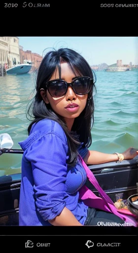Mulher, negra, cabelos longos lisos pretos, sunglasses on boat in Venice