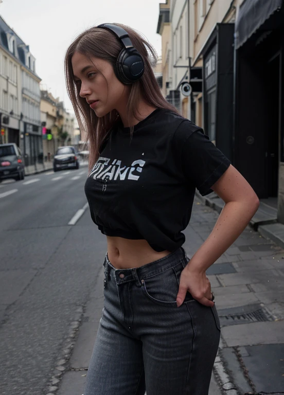 Une fille de 25 ans, elle porte un t-shirt noir et un pantalon en jean troué au genoux. Elle écoute de la musique avec un gros casque audio noir. cheveux chatains, mi long. elle regarde l'objectif. Elle est dans la rue d&#39;une grande ville