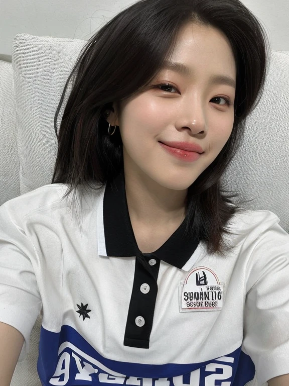 arafa woman sitting on a sofa with a white shirt and black and white shirt, Jinyoung Canela, Dom Yunjoo, vestindo camisa polo, Jaeyeon Nam, Hwang SE - EM, Lee Ji - Eun, Lee Ji-eun, Heonhwa Choe, Shin min jeong, Parque Ji-min, Bae Suzy, Ulzzang, Jisoo do Blackpink