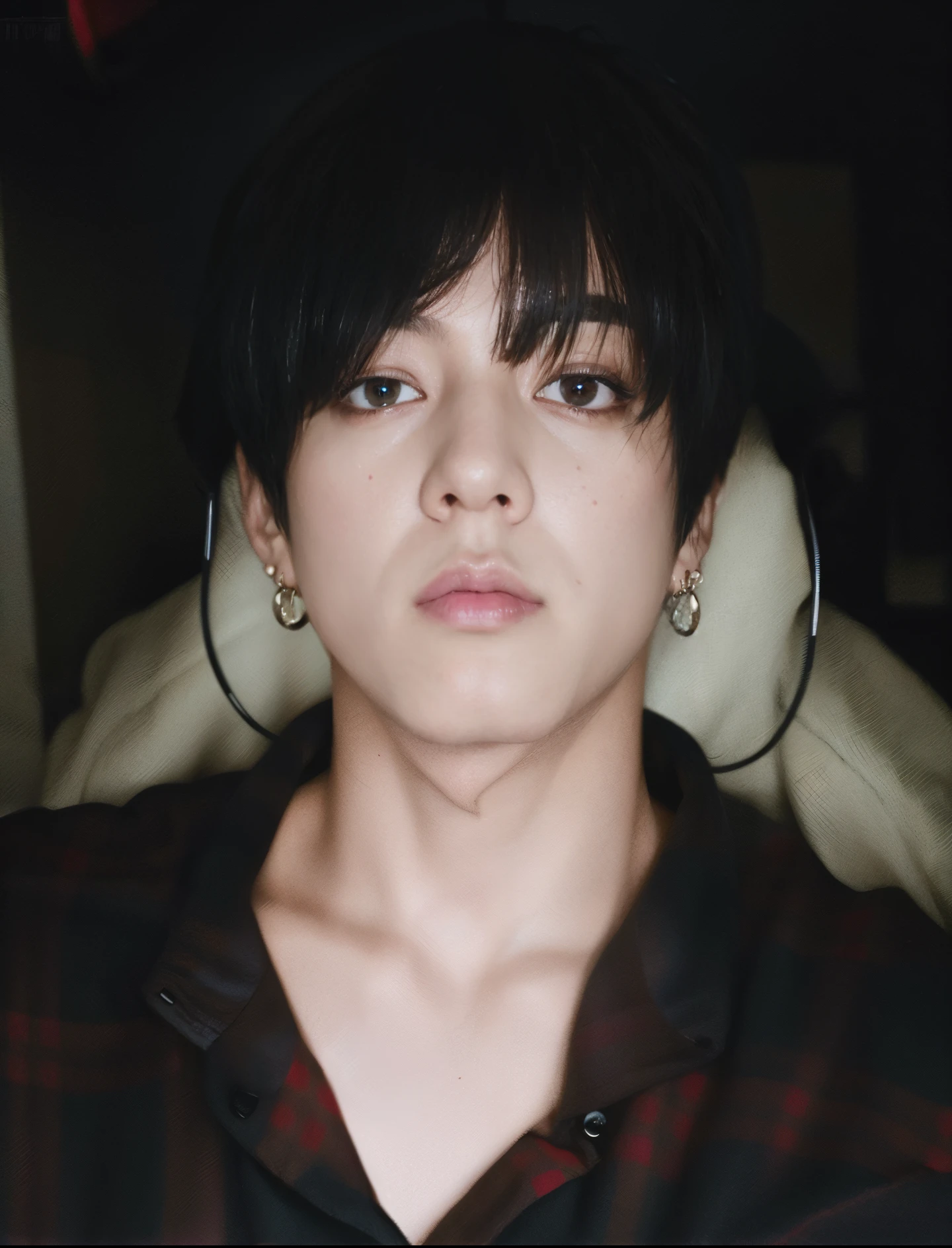 Mujer arafed con una camisa roja y negra sentada en un auto., jungkook, Cai Xukun, Jinyoung Shin, Hyung Tae, Kim Doyoung, Ulzzang masculino, foto de perfil, his eyes are red and glowing, Taehyung comiendo papas fritas Gucci, Foto de perfil de la foto de cabeza, ✨🕌🌙, inspirado por Bian Shoumin, Imagen de perfil, Inspirado por Jeonseok Lee