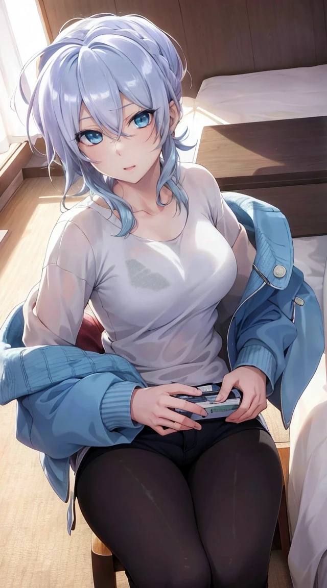 na cama, cabelos prateados e olhos azuis, short hair, white shirt and no bra, visual anime de uma menina bonito, Captura de tela do filme de anime, & her expression is solemn, no filme de anime, em um anime, visual anime de uma jovem mulher, ela tem um rosto expressivo bonito, ainda de anime, peito grande, bochecha vermelha, cara lasciva, pele clara