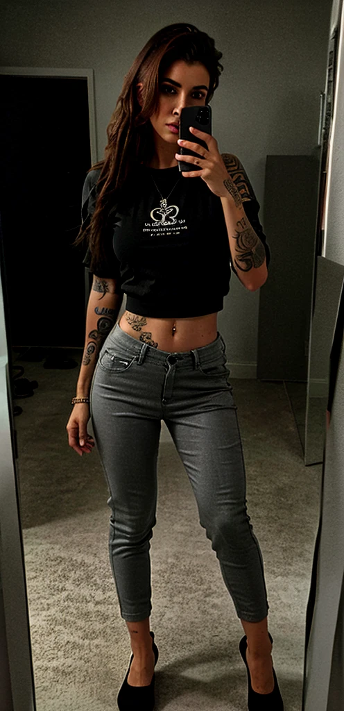 Woman with tattoos taking a selfie in a mirror., Imagen de cuerpo entero, sujetador y pantalones cortos streetwear, vestido con un top y pantalones cortos, usar pantalones cortos, cuerpo tatuado, look sexy, Outfit muy sexy, con tatuajes, Mujer baja y robusta, full body pictures, Traje sexy, foto del atuendo, Parece Fabiula Nascimento, Usar una camiseta sin mangas de corte bajo
