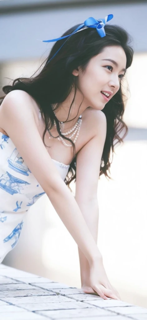 (On a table, Best quality at best, realistically, ultra - detailed, meticuloso, A high resolution, 8k wallpaper), Close-up portrait of a beautiful woman, Chariada, Smiling, light brown messy hair, Perfect dynamic composition, 美丽meticuloso的眼睛, Just like the cover of a fashion magazine, On campus